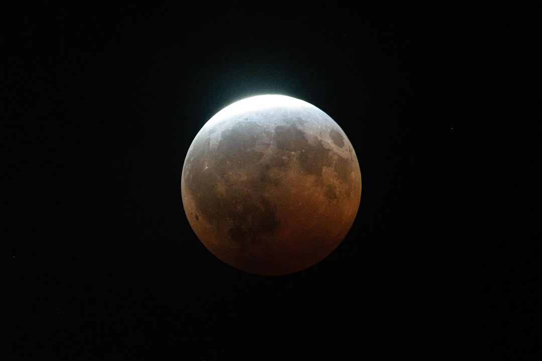 Red Moon over Louisiana On the night of Aug. 27-28, the full moon slipped through Earth's shadow, creating a near-total lunar eclipse for sk